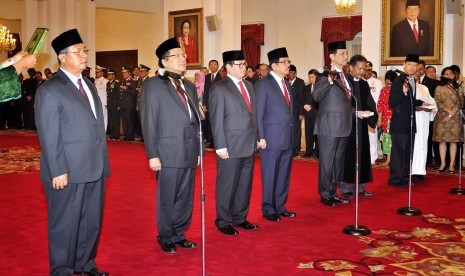 Pelantikan menteri hasil reshuffle Kabinet Kerja di Istana Negara, Jakarta, Rabu (12/8). 