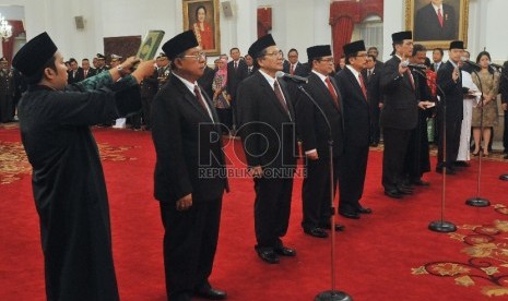 Menko Polhukam Luhut Binsar Pandjaitan (kedua kanan), Menko Perekonomian Darmin Nasution (kiri), Menko Bidang Kemaritiman Rizal Ramli (kedua kiri), Menteri PPN/Kepala Bappenas Sofyan Djalil (ketiga kanan), Menteri Perdagangan Thomas Trikasih Lembong (kanan