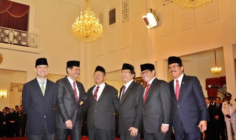 Menko Polhukam Luhut Binsar Pandjaitan (kedua kiri), Menko Perekonomian Darmin Nasution (ketiga kiri), Menko Bidang Kemaritiman Rizal Ramli (ketiga kanan), Menteri PPN/Kepala Bappenas Sofyan Djalil (kanan), Menteri Perdagangan Thomas Trikasih Lembong (kiri