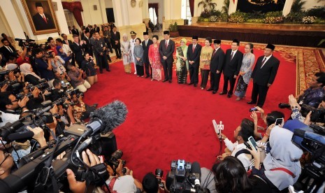 Pelantikan menteri hasil reshuffle Kabinet Kerja di Istana Negara, Jakarta, Rabu (12/8). 