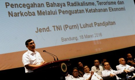 Menko Polhukam Luhut Binsar Pandjaitan memberikan pemaparan diskusi Pencegahan Bahaya Radikalisme, Terorisme dan Narkoba Melalui Penguatan Ketahanan Ekonomi di Sasana Budaya Ganesha Bandung, Jawa Barat, Jumat (18/3). 