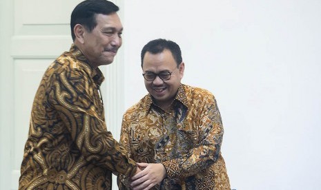 Menko Polhukam Luhut Binsar Panjaitan (kiri) berjabat tangan dengan Menteri ESDM Sudirman Said.