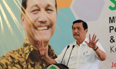 Menko Polhukam Luhut Binsar Pandjaitan memberikan sambutan saat menghadiri acara sambung hati bersama tokoh masyarakat dan Kyai di Pondok Pesantren Darussalam Blog Agung, Banyuwangi, Jawa Timur, Senin (11/1).