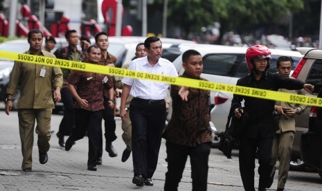 Menko Polhukam Luhut Binsar Panjaitan (tengah) bergegas meninjau lokasi dari aksi teror di kawasan Sarinah, Jakarta, Kamis (14/1). 