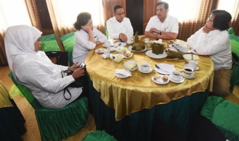 Menko Polhukam Luhut Pandjaitan (kedua kanan) berdiskusi bersama Menteri Sosial Khofifah Indar Parawansa (kiri), Menteri Kesehatan Nila F Moeloek (kedua kiri), Menteri Pendidikan dan Kebudayaan Anies Baswedan (tengah) dan Menteri Lingkungan Hidup dan Kehut