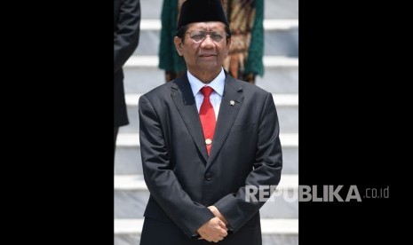 Menko Polhukam Mahfud MD bersiap mengikuti foto bersama seusai pelantikan menteri Kabinet Indonesia Maju di Beranda Istana Merdeka, Jakarta, Rabu (23/10/2019).