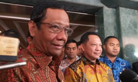 Menko Polhukam Mahfud MD dan Mendagri Tito Karnavian di kantor Kemendagri, Jakarta Pusat, Jumat (17/1). 