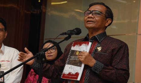 Menko Polhukam Mahfud MD (kanan) memberikan keterangan pers usai menerima hasil laporan pemantauan dan penyelidikan peristiwa kematian Brigadir J dari Komnas HAM di Kantor Kemenko Polhukam, Jakarta, Senin (12/9/2022). 