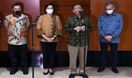 Menko Polhukam Mahfud MD (kedua kanan) didampingi Menteri Keuangan Sri Mulyani (kedua kiri), Kabareskrim Komjen Pol Agus Andrianto (kiri) dan Ketua Satgas Penanganan Hak Tagih Negara Dana Bantuan Likuiditas Bank Indonesia (BLBI) Rionald Silaban menyampaikan konferensi pers seusai pelantikan satgas tersebut di Kemenkeu, Jakarta.