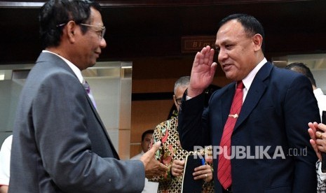 Menko Polhukam Mahfud MD (kiri) berbincang dengan Ketua KPK Firli Bahuri seusai konferensi pers di kantor Kemenko Polhukam, Jakarta, Selasa (7/1/2020). 