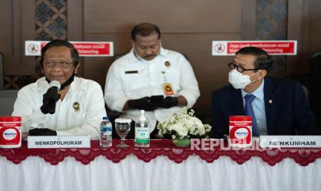 Menko Polhukam Mahfud MD (kiri) didampingi Menteri Hukum dan HAM Yasonna Laoly (kanan) menyampikan keterangan kepada wartawan terkait ekstradisi buronan pelaku pembobolan Bank BNI Maria Pauline Lumowa di Bandara Internasional Soekarno-Hatta, Tangerang, Banten, Kamis (9/7/2020). Tersangka pelaku pembobolan kas Bank BNI cabang Kebayoran Baru lewat Letter of Credit (L/C) fiktif sebesar Rp1,7 triliun diekstradisi dari Serbia setelah menjadi buronan sejak 2003. 