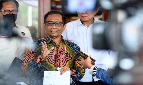 Menko Polhukam Mahfud MD memberikan keterangan kepada media.