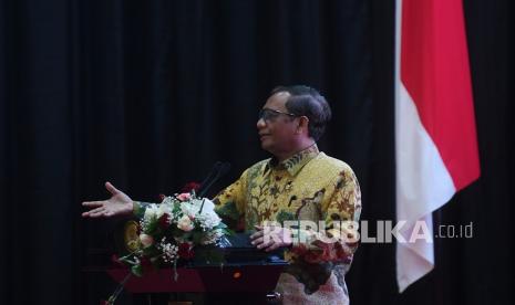 Menko Polhukam Mahfud MD mengatakan, Presiden Joko Widodo bertemu dengan pimpinan MRP dan Papua Barat di Istana, Senin (25/4/2022).