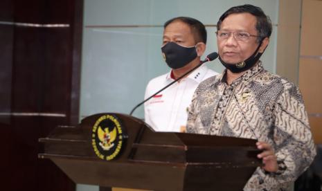 Menko Polhukam, Mahfud MD, saat konferensi pers di kantornya, Jakarta Pusat, Rabu (15/7). 