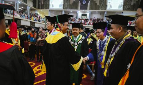 Menko Polhukam Mahfud MD saat menyampaikan orasi ilmiah di Universitas Negeri Padang (UNP), Ahad (17/12/2023)