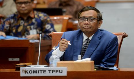 Menko Polhukam Mahfud MD. Surabaya (ANTARA) - Pengamat Komunikasi dan Politik Universitas Airlangga Surabaya Suko Widodo mengemukakan bahwa Mahfud MD dapat mendongkrak elektoral Ganjar Pranowo di Pemi