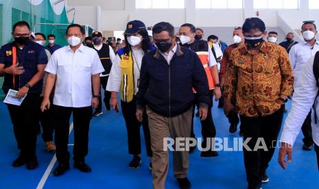 Menko Polhukam Mahfud (tengah) didampingi Mendagri Tito Karnavian (kedua kiri) meninjau Venue Kriket di Kampung Doyo Lama, Kabupaten, Sentani, Jayapura, Papua, Sabtu (11/9/2021). Kunjungan Menko Polhukam untuk meninjau kesiapan venue jelang PON Papua. 