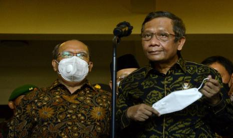 Menteri Koordinator Bidang Politik, Hukum, dan Keamanan, Mahfud MD, dan Gubernur Jawa Tengah (Jateng), Ganjar Pranowo, mengajak masyarakat Jawa Tengah bekerja sama meningkatkan disiplin protokol kesehatan (prokes). (Foto: Menko Polhukam Mahfud MD)