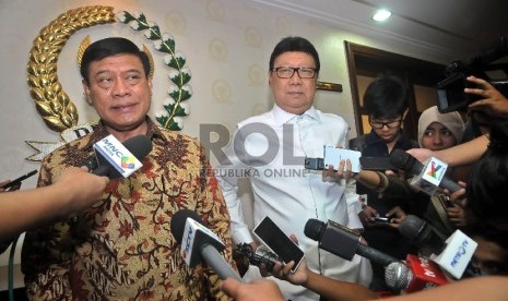 Menko Polhukam, Tedjo Edhy Purdijatno (kiri) serta Mendagri, Tjahjo Kumolo (kanan) usai menemui Ketua Dewan Perwakilan Rakyat (DPR), Setya Novanto diruang pimpinan DPR, Gedung Nusantara III, Komplek Parlemen Senayan, Jakarta, Rabu (1/4). 