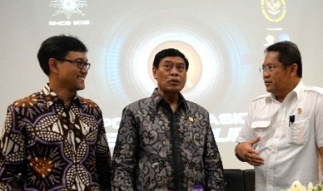 Menko Polhukam Tedjo Edhy Purdijatno (tengah).