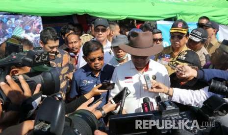   Menko Polhukam Wiranto bersama Menteri Sosial Idrus Marham meninjau Posko Induk di Kecamatan Tanjung, yang berlokasi di depan Kantor Kabupaten Lombok Utara, Selasa, (7/8).