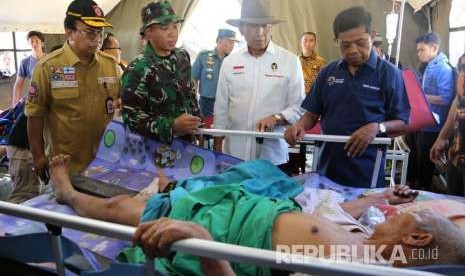  Menko Polhukam Wiranto bersama Menteri Sosial Idrus Marham meninjau Posko Induk di Kecamatan Tanjung, yang berlokasi di depan Kantor Kabupaten Lombok Utara, Selasa, (7/8).