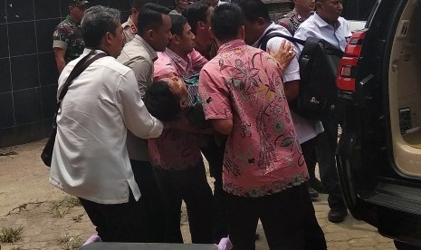 Menko Polhukam Wiranto digotong dari mobil menuju ruang UGD Menes Medical Center (MMC) sesaat setelah diserang di Alun-alun Menes usai meresmikan ruang kuliah bersama Universitas Matlaul Anwar di Pandeglang, Banten, Kamis (10/10/2019).