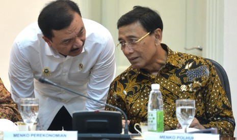 Menko Polhukam Wiranto (kanan) berbincang dengan Kepala BIN Budi Gunawan (kiri) sebelum mengikuti rapat kabinet terbatas di Kantor Kepresidenan, Jakarta, Kamis (29/12). 