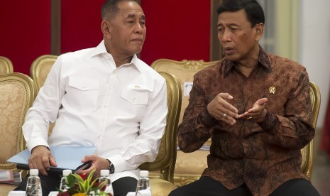 Menko Polhukam Wiranto (kanan) berbincang dengan Menhan Ryamizard Ryacudu (kiri) sebelum mengikuti Sidang Kabinet Paripurna di Istana Negara, Jakarta, Jumat (9/9).