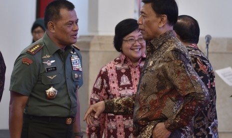 Menko Polhukam Wiranto (kanan) bersama Panglima TNI Jenderal TNI Gatot Nurmantyo (kiri)