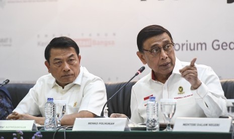 Menko Polhukam Wiranto (kanan) bersama Kepala Staf Kepresidenan Moeldoko (kiri) menjadi pembicara dalam diskusi Forum Merdeka Barat (FMB) 9 di Kantor Kemensetneg, Jakarta, Kamis (25/10/2018).