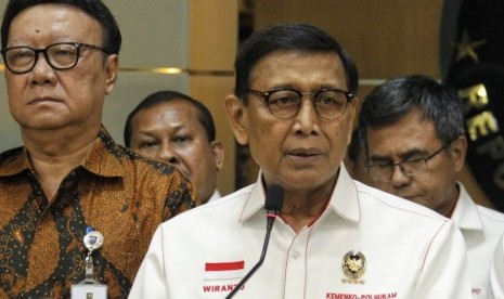 Menko Polhukam Wiranto (kanan) didampingi Mendagri Tjahjo Kumolo memberikan keterangan seusai memimpn rapat koordinasi dengan kementerian dan instansi di Kantor Kemenko Polhukam, Jakarta, Senin (6/5/2019). 