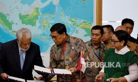 Menko Polhukam Wiranto (kedua kiri) dan Ketua Perunding Perbatasan Timor Leste Xanana Gusmao (kiri) bertukar nota perjanjian disaksikan Menlu Retno LP Marsudi (kanan) di kantor Kemenko Polhukam, Jakarta, Senin (22/7/2019). 