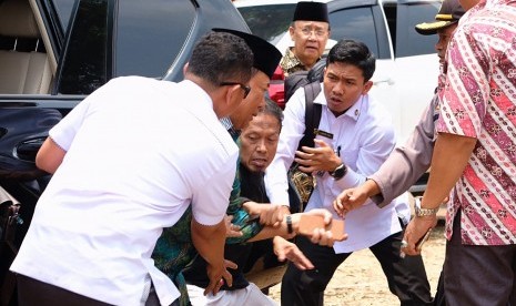 Menko Polhukam Wiranto (kedua kiri) diserang orang tak dikenal dalam kunjungannya di Pandeglang, Banten, Kamis (10/10/2019). 