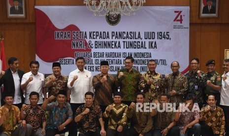 Menko Polhukam Wiranto (keempat kiri atas) berfoto bersama dengan perwakilan Keluarga Besar Harokah Islam Indonesia, mantan anggota Darul Islam/Tentara Islam Indonesia (DI/TII) dan mantan anggota Negara Islam Indonesia (NII) usai pembacaan ikrar setia kepada Pancasila, UUD 45, NKRI dan Bhineka Tunggal Ika di Jakarta, Selasa (13/08/2019). 