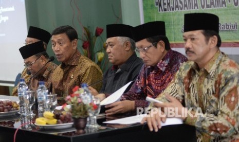 Menko Polhukam Wiranto (ketiga kiri), bersama Ketua Dewan Pertimbangan MUI Din Syamsuddin (ketiga kanan).