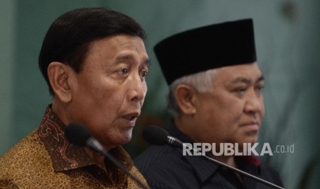 Menko Polhukam Wiranto (kiri), bersama Ketua Dewan Pertimbangan MUI Din Syamsuddin (kanan) menghadiri rapat pleno Dewan Pertimbangan Majelis Ulama Indonesia (MUI) di Jakarta, Rabu (18/1). 