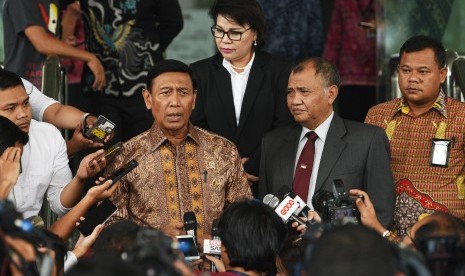 Menko Polhukam Wiranto (kiri) didampingi Ketua KPK Agus Rahardjo (kedua kanan).