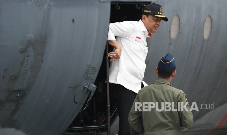 Menko polhukam Wiranto (kiri) menuruni pesawat Hercules TNI AU ketika tiba di Bandar Udara Wamena, Papua, Selasa (8/10/2019).