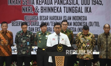 Menko Polhukam Wiranto memberikan arahan dalam acara pengucapan ikrar setia kepada Pancasila, UUD 45, NKRI dan Bhineka Tunggal Ika di Jakarta, Selasa (13/08/2019). 