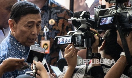 Menko Polhukam Wiranto menjawab pertanyaan wartawan terkait klarifikasi pernyataan tentang gempa Maluku, di Media Center Kantor Kemenko Polhukam, Jakarta, Jumat (4/10/2019).