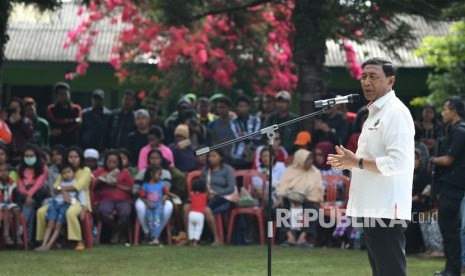 Menko Polhukam Wiranto menyampaikan arahan kepada pengungsi di Posko pengungsian di Makodim 1702/Jayawijaya, Wamena, Papua, Selasa (8/10/2019).