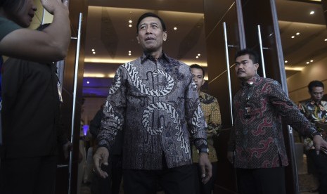 Menko Polhukam Wiranto (tengah) 