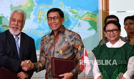 Menko Polhukam Wiranto (tengah) bersalaman dengan Ketua Perunding Perbatasan Timor Leste Xanana Gusmao (kiri) didampingi Menlu Retno LP Marsudi seusai penandatanganan perjanjian di kantor Kemenko Polhukam, Jakarta, Senin (22/7/2019). 