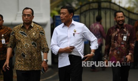 Menko Polhukam Wiranto (tengah) bersama Menteri Perhubungan Budi Karya Sumadi (kiri) dan Dirut Bulog Budi Waseso bergegas seusai mengikuti rapat terbatas di Kompleks Istana Kepresidenan, Jakarta, Rabu (31/10/2018). 