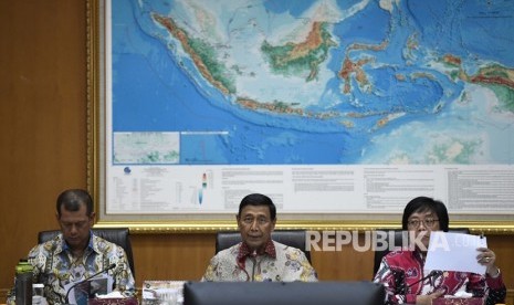 Menko Polhukam Wiranto (tengah) didampingi Menteri Lingkungan Hidup dan Kehutanan Siti Nurbaya (kanan) dan Kepala Badan Nasional Penanggulangan Bencana Doni Monardo (kiri) memimpin rapat koordinasi penanganan kebakaran hutan dan lahan di Jakarta, Jumat (13/9/2019). 