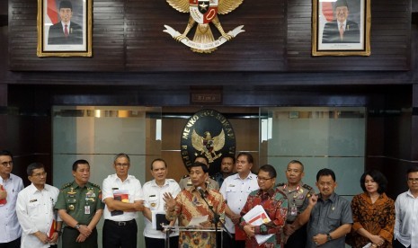 Menko Polhukam Wiranto (tengah) memberi keterangan pers di Kementerian Koordinator Polhukam, Jakarta, Rabu (12/7). Pemerintah resmi menerbitkan Peraturan Pemerintah Pengganti Undang-Undang (Perppu) Nomor 2 tahun 2017 tentang Organisasi Kemasyarakatan untuk mengatur kegiatan-kegiatan ormas yang bertentangan dengan Pancasila dan UUD 1945. 