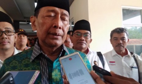 Menko Polhukam Wiranto (tengah) memberi keterangan pers usai meresmikan ruang kuliah bersama Universitas Matlaul Anwar di Pandeglang, sebelum ditusuk pasangan suami istri Syahril dan Fitri Andriana, sesaat turun dari mobil dan akan menuju helipad, di Menes, Banten, Kamis (10/10/2019).