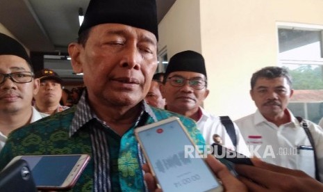 Menko Polhukam Wiranto (tengah) memberi keterangan pers usai meresmikan ruang kuliah bersama Universitas Matlaul Anwar di Pandeglang, sebelum ditusuk pasangan suami istri Syahril dan Fitri Andriana.