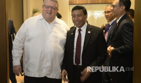 Menko Polhukam Wiranto (tengah) menyambut kehadiran Menlu Selandia Baru Gerry Brownlee (kiri) di Hotel Four Points, Manado, Sulawesi Utara, Jumat (28/7).